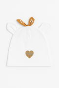 Cappellino bianco con orecchiette e fiocco senape